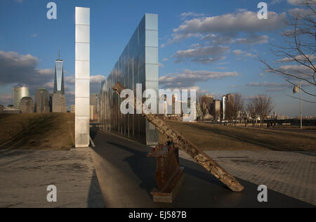 Leerer Himmel: Jersey City 9/11 Memorial bei Sonnenuntergang zeigt Eisen Strahl aus W.T.C., New Jersey, USA Stockfoto