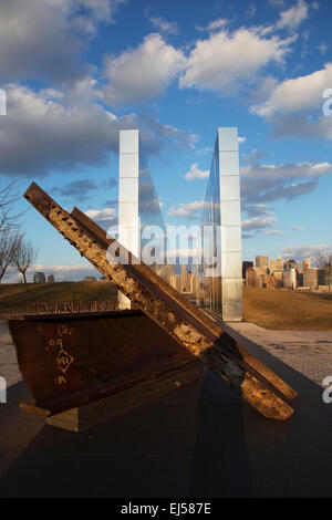 Leerer Himmel: Jersey City 9/11 Memorial bei Sonnenuntergang zeigt Eisen Strahl aus W.T.C., New Jersey, USA Stockfoto