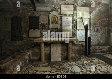 Altar auf dem Platz der gedacht wird, um die Grabstätte des Heiligen Cyril in der Basilica di San Clemente in Rom, Italien zu werden. Gedenktafeln wurden an der Kirche von verschiedenen slawischen Nationen vorgestellt. Stockfoto