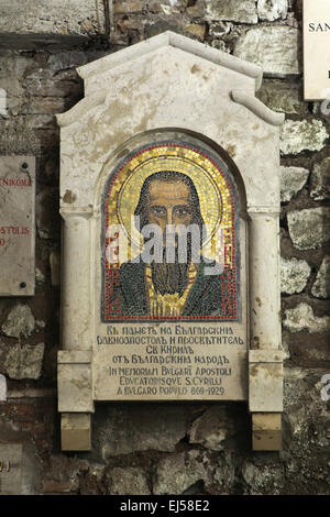 Mosaik an der Stelle der gedacht wird, um die Grabstätte des Heiligen Cyril in der Basilica di San Clemente in Rom, Italien zu werden. Text in Bulgarisch und Italienisch: Erinnerung an bulgarischen Apostel und Erzieher Saint Cyril aus der bulgarischen Nation (1929). Stockfoto