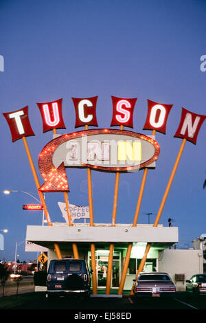 Tucson, AZ - 25. september-Straße Blick auf die Tucson Inn in der ritillo Nachbarschaft in Tucson, Arizona am 25. September 1998. Stockfoto