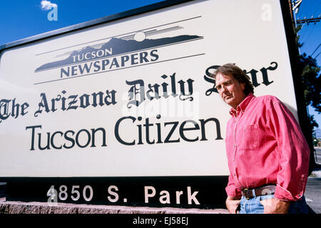 TUCSON, AZ - 25 SEPTEMBER - Autor Charles Bowden steht vor dem Arizona Daily Star, eine lokale Zeitung in Tucson, Arizona am 25. September 1998. Stockfoto