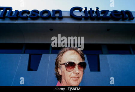 TUCSON, AZ - SEPTEMBER 25 - Autor Charles Bowden steht am 25. September 1998 vor dem Tucson Citizen in Tucson, Arizona Stockfoto