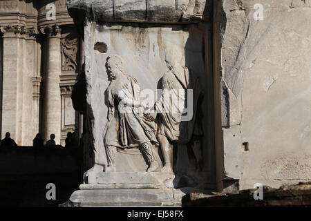 Italien. Rom. Bogen des Septimius Severus. Die Parther Siege des Kaisers Septimius Severus zu gedenken. Relief. In Gefangenschaft. Stockfoto