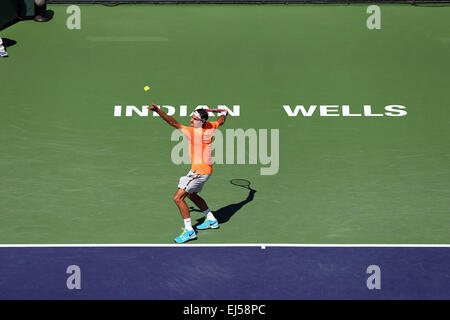 Indische Brunnen, Kalifornien, USA. 21. März 2015. Roger Federer der Schweiz in Aktion gegen Milos Raonic von Kanada während der BNP Paribas Open in Indian Wells Tennis Garden in Indian Wells, California.Charles-Baus/CSM/Alamy Live News Stockfoto