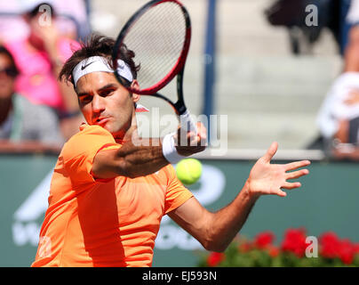 Indische Brunnen, Kalifornien, USA. 21. März 2015. Roger Federer der Schweiz in Aktion gegen Milos Raonic von Kanada während der BNP Paribas Open in Indian Wells Tennis Garden in Indian Wells, California.Charles-Baus/CSM/Alamy Live News Stockfoto