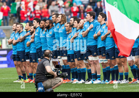 Rom, Italien. 21. März 2015. Das italienische Team singen der Nationalhymne, Stadio Olimpico, Rom, Italien. Bildnachweis: Stephen Bisgrove/Alamy Live-Nachrichten Stockfoto