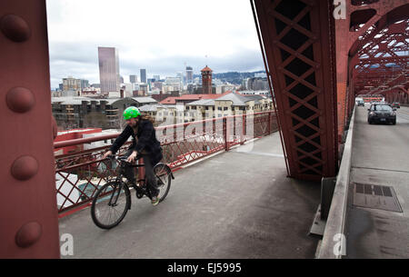 Portland, OR, USA. 26. Februar 2015. 26. Februar 2015. Fahrrad-Pendler Reisen quer durch die Broadway Bridge Zugriff im Downtown Portland Geschäftsviertel auf einem grauen Februartag in Portland, Oregon. Portland ist eine der Fahrrad freundliche Städte in den Vereinigten Staaten mit mehr als 6 Prozent der Städte Arbeitskräfte Fahrrad zur Arbeit fahren, die mehr als 10 Mal der nationale Durchschnitt ist. © Ralph Lauer/ZUMA Draht/Alamy Live-Nachrichten Stockfoto