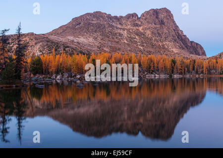 Cathedral Peak und Lärchen im Dom See widerspiegelt nach Sonnenuntergang, Pasayten Wildnis, North Cascades, Washington, USA. Stockfoto