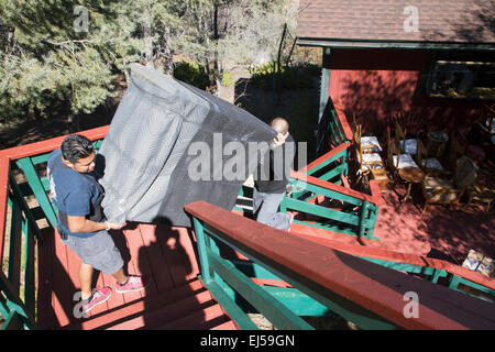 Verpackung und Umzug aus Berghaus in Pine Mountain Club, Kalifornien, USA Stockfoto