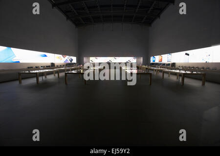 Apple Store am Abend Midtown New York City, Broadway, New York, USA Stockfoto