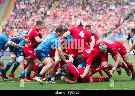 Rom, Italien. 21. März 2015. Die Scrum kommt auseinander., Stadio Olimpico, Rom, Italien. Bildnachweis: Stephen Bisgrove/Alamy Live-Nachrichten Stockfoto