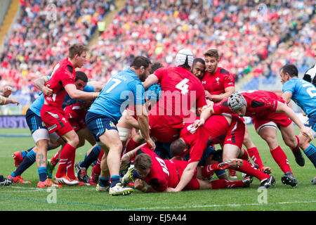 Rom, Italien. 21. März 2015. Die Scrum kommt auseinander., Stadio Olimpico, Rom, Italien. Bildnachweis: Stephen Bisgrove/Alamy Live-Nachrichten Stockfoto