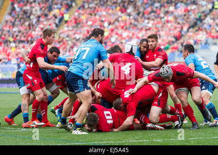 Rom, Italien. 21. März 2015. Die Scrum kommt auseinander., Stadio Olimpico, Rom, Italien. Bildnachweis: Stephen Bisgrove/Alamy Live-Nachrichten Stockfoto