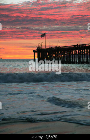 Amerikanische Flagge fliegt über Ventura Pier bei Sonnenuntergang, Ventura, Kalifornien, USA Stockfoto