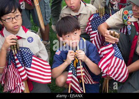 Pfadfinder Platzierung 85 000 uns Flaggen am Memorial Day Jahresveranstaltung, Los Angeles National Cemetery, Kalifornien, USA Stockfoto