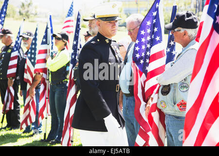 US-Marine-Offizier ehrt gefallenen Soldaten, PFC Zach Suarez, "Ehre Mission" auf der Autobahn 23, Fahrt zum Gedenkgottesdienst, Westlake Village, Kalifornien, USA Stockfoto