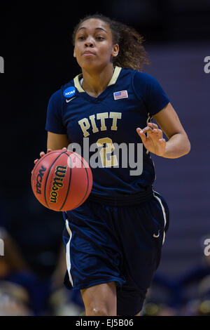 21. März 2015: Aysia Bugg #2 der Pittsburgh Panthers bringt den Ball Gericht während der 2015 NCAA Division I Frauen Basketball-Meisterschaft 1. Runde Spiel zwischen der University of Tennessee in Chattanooga Mocs und der University of Pittsburgh Panthers in der Thompson-Boling-Arena in Knoxville TN Stockfoto