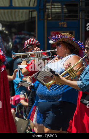 Übergewicht spielt Frau Trompete 4 Juli, Independence Day Parade, Telluride, Colorado, USA Stockfoto