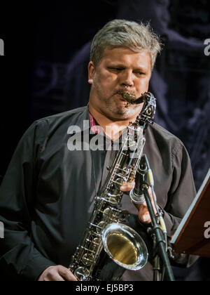 Kiew, Ukraine. 21. März 2015. Saxofonist Alexander Rukomoynikov. 21. März 2015 in Kiew statt 14 internationales jazz-Festival "Einheit". Bildnachweis: Igor Golovnov/Alamy Live-Nachrichten Stockfoto
