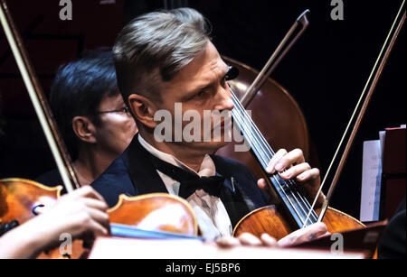 Cellist des Nationalorchesters Präsidenten der Ukraine. 21. März 2015. 21. März 2015 in Kiew statt 14 internationales jazz-Festival "Einheit" © Igor Golovniov/ZUMA Draht/Alamy Live News Stockfoto