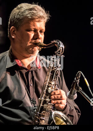 Kiew, Ukraine. 21. März 2015. Saxofonist Alexander Rukomoynikov. 21. März 2015 in Kiew statt 14 internationales jazz-Festival "Einheit". Bildnachweis: Igor Golovnov/Alamy Live-Nachrichten Stockfoto