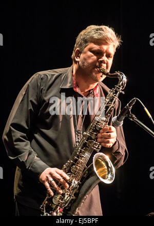 Kiew, Ukraine. 21. März 2015. Saxofonist Alexander Rukomoynikov. 21. März 2015 in Kiew statt 14 internationales jazz-Festival "Einheit". Bildnachweis: Igor Golovnov/Alamy Live-Nachrichten Stockfoto