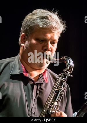 Kiew, Ukraine. 21. März 2015. Saxofonist Alexander Rukomoynikov. 21. März 2015 in Kiew statt 14 internationales jazz-Festival "Einheit". Bildnachweis: Igor Golovnov/Alamy Live-Nachrichten Stockfoto