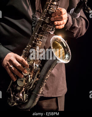 Kiew, Ukraine. 21. März 2015. Saxophonist. 21. März 2015 in Kiew statt 14 internationales jazz-Festival "Einheit". Bildnachweis: Igor Golovnov/Alamy Live-Nachrichten Stockfoto