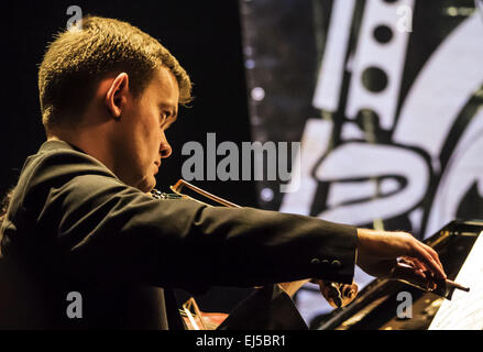 Geiger des Nationalorchesters Präsidenten der Ukraine. 21. März 2015. 21. März 2015 in Kiew statt 14 internationales jazz-Festival "Einheit" © Igor Golovniov/ZUMA Draht/Alamy Live News Stockfoto