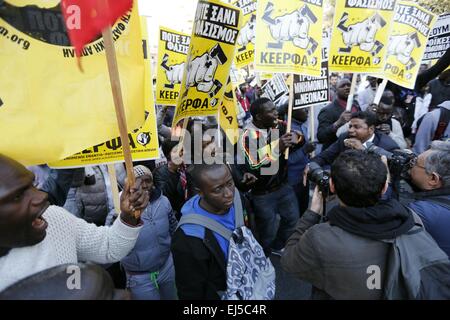 Athen, Griechenland. 21. März 2015. Die Menschen tanzen auf dem Marsch gegen Racsism. ANTARSYA (antikapitalistische linke Zusammenarbeit für den Sturz) und KEERFA (Bewegung vereint gegen Rassismus und faschistischen Bedrohung) halten einen Marsch durch Athen am internationalen Tag gegen Rassismus. © Michael Debets/Pacific Press/Alamy Live-Nachrichten Stockfoto