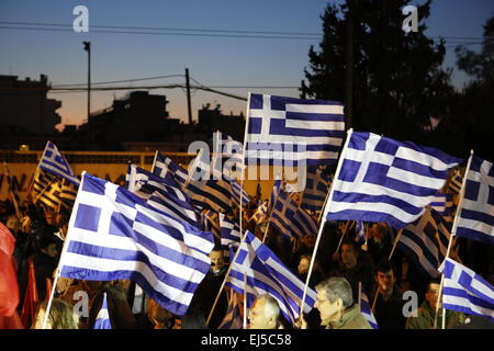 Athen, Griechenland. 21. März 2015. Griechische Flaggen wehen bei der Golden Dawn-Rallye. Griechischen rechtsextremen Partei Goldene Morgenröte statt Anti Einwanderung Kundgebung am internationalen Tag gegen Rassismus in Athen. © Michael Debets/Pacific Press/Alamy Live-Nachrichten Stockfoto