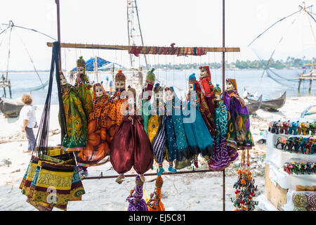 Typische traditionelle bunte Marionette Marionetten auf der Anzeige für den Verkauf als Souvenirs am Strand von Fort Cochin, Kerala, Südindien Stockfoto