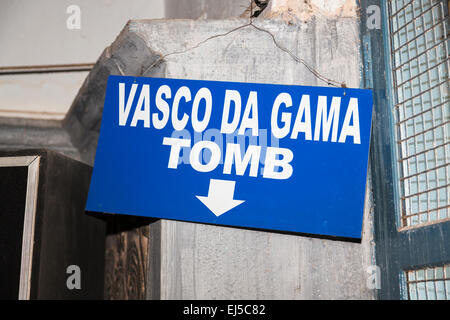 Zeichen, die auf das Grab der portugiesischen Seefahrt Seemann explorer Vasco da Gama in St. Franziskus Kirche, Fort Cochin, Kerala, Südindien Stockfoto