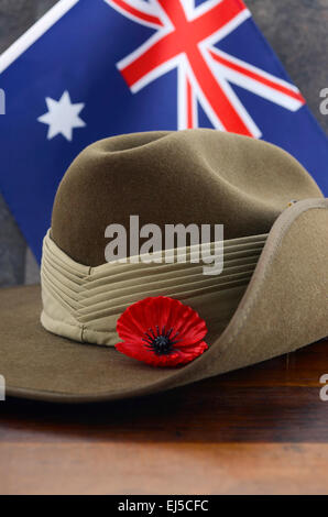 ANZAC Armee Schlapphut mit australischer Flagge auf Vintage Holz-Hintergrund. Stockfoto