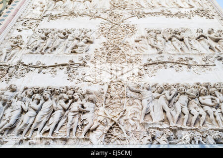 14. Jahrhundert Relief Darstellung das jüngste Gericht (Offenbarung) an der Fassade des Orvieto Kathedrale, Umbrien, Italien Stockfoto