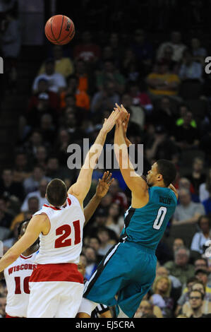 20. März 2015: Coastal Carolina Chanticleers Wache Warren Gillis (0) schießt einen Fade away Jumper gegen Wisconsin Badgers Garde Josh Gasser (21) während der NCAA Männer Basketball-Turnier Mittelwesten regionalen Spiel zwischen der Coastal Carolina Chanticleers und die Wisconsin Badgers Centurylink Center in Omaha, Nebraska.Wisconsin gewann das Spiel mit 86-72. Kendall Shaw/CSM Stockfoto