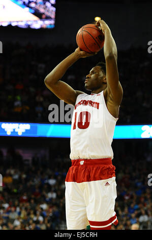 20. März 2015: Wisconsin Badgers vorwärts Nigel Hayes (10) schießt einen Jumper während der NCAA Männer Basketball-Turnier Mittelwesten regionalen Spiel zwischen der Coastal Carolina Chanticleers und die Wisconsin Badgers Centurylink Center in Omaha, Nebraska.Wisconsin gewann das Spiel mit 86-72. Kendall Shaw/CSM Stockfoto