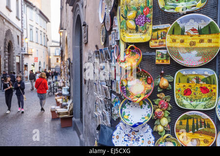 Gasse mit Zinn-glasiertem Steingut (Majolika) in den Wänden in Orvieto, Italien, wo es seit dem 13. Jahrhundert entstanden ist. Stockfoto