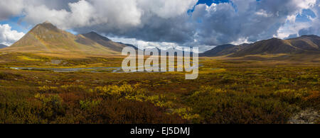 Anglecomb Gipfel erhebt sich über den südlichen Teil des Dempster Highway im Yukon-Territorium Stockfoto