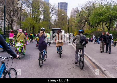 New York, NY 21. April 2008 - Mitglieder der Umwelt-Anwaltschaft Gruppe, mal nach oben, Earth Day-Fahrradtour menschliche Förderung angetrieben Grün Transport. © Stacy Walsh Rosenstock/Alamy Stockfoto