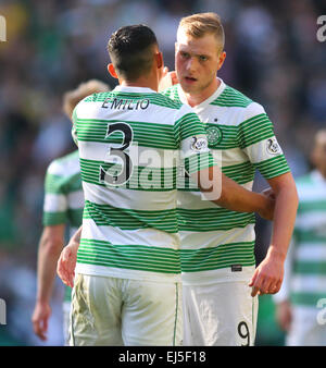 Glasgow, Schottland. 21. März 2015. Schottische Premier League. Celtic gegen Dundee United. John Guidetti feiert mit Emilio Izaguirre Credit: Action Plus Sport/Alamy Live News Stockfoto