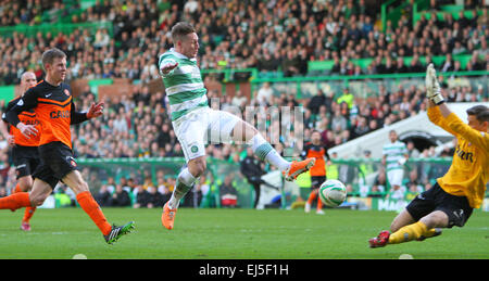 Glasgow, Schottland. 21. März 2015. Schottische Premier League. Celtic gegen Dundee United. Kris Commons Schuss wird von Radoslaw Cierzniak Credit blockiert: Action Plus Sport/Alamy Live News Stockfoto