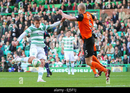 Glasgow, Schottland. 21. März 2015. Schottische Premier League. Celtic gegen Dundee United. Stefan Scepovic hat seine abgewehrt Jaroslaw Fojut Credit: Action Plus Sport/Alamy Live News Stockfoto