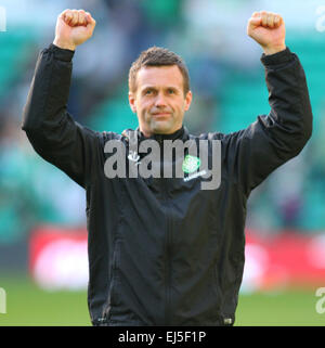 Glasgow, Schottland. 21. März 2015. Schottische Premier League. Celtic gegen Dundee United. Ronny Deila Faust Pumpen zu den Celtic-Fans Credit: Action Plus Sport/Alamy Live News Stockfoto