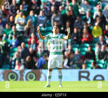 Glasgow, Schottland. 21. März 2015. Schottische Premier League. Celtic gegen Dundee United. Emilio Izaguirre bereitet den Mate Credit: Action Plus Sport/Alamy Live News Stockfoto