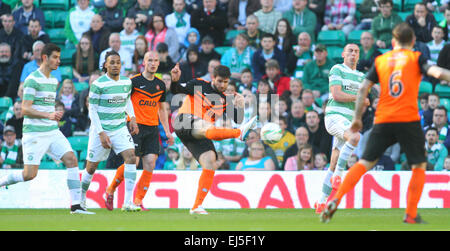 Glasgow, Schottland. 21. März 2015. Schottische Premier League. Celtic gegen Dundee United. Nadir Ciftci schießt auf das keltische Ziel Credit: Action Plus Sport/Alamy Live News Stockfoto