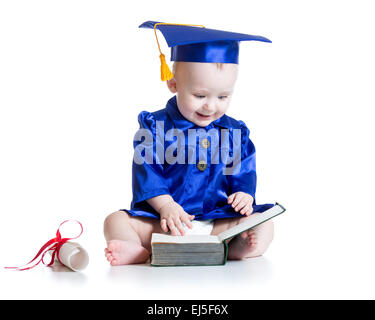 lustige Baby in Studentenmütze mit Buch Stockfoto