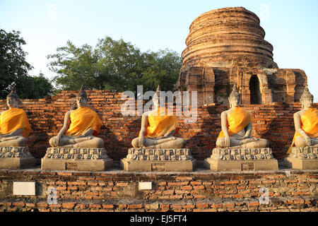 Status der Buddha am Wat Yai Chaimongkol in Ayutthaya, Thailand Stockfoto