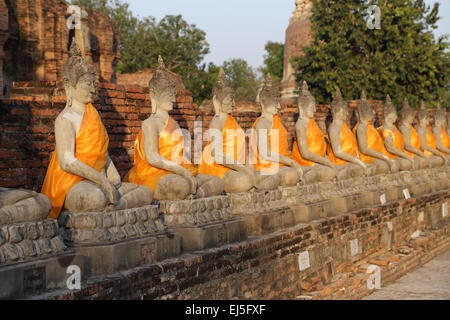 Status der Buddha am Wat Yai Chaimongkol in Ayutthaya, Thailand Stockfoto